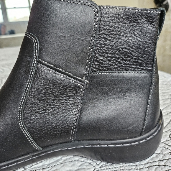 EUC Clarks Collection Cora Grace Leather Ankle Boot Zip Up Black 9.5 - Picture 7 of 12